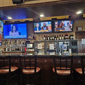 Manhattan's American Bar and Grill - Bar area - American Near Me - Carol Stream, Illinois