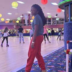 Philly skate Plex - Guests can sit right next to the rink and easily get on and off the floor.