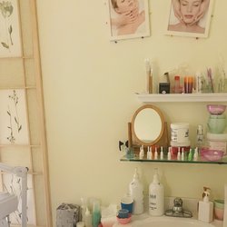 Facial sink and products, Farah skincare. https://farahcosmetics.com