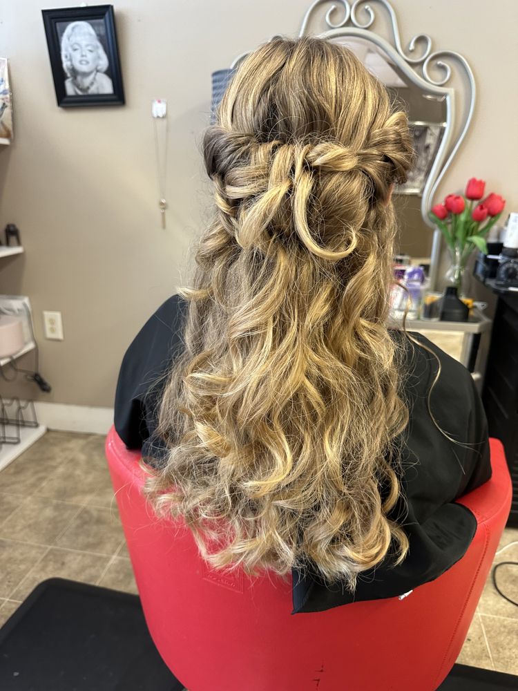 Gigi's Hair Salon Logo