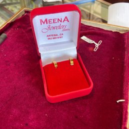 Gold earrings Gold earrings
