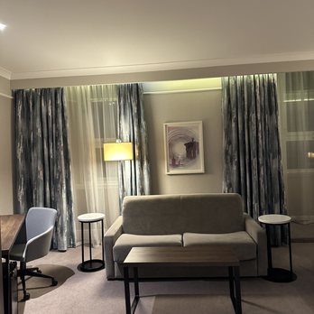 Hilton Edinburgh Carlton - Junior Suite - Hotels Near Me - Edinburgh, EDH