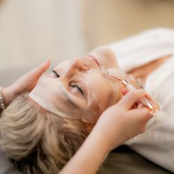 FACE FOUNDRIÉ - Peoria - Collagen Mask + Jade Roller Facial