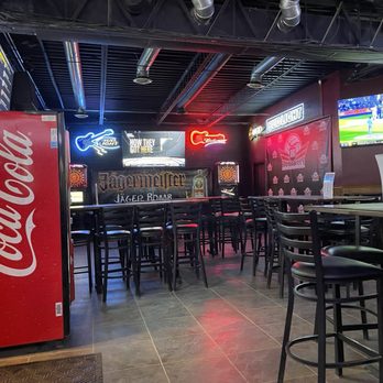 HOLIDAYS SPORTS BAR AND VOLLEYBALL - Updated May 2026 - 28 Photos