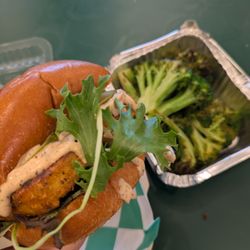 Dig Inn - Crispy tofu sandwich, comes with pickles, special sauce. You can make it a combo and add a side (broccoli here)