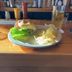 Lakeview Bar & Grill - Burger and chips
