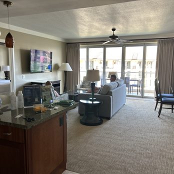 Maui Resort Rentals - Spacious living room and dining area - Vacation Rentals Near Me - Lahaina, Hawaii