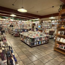 El Péndulo - Nice selection of books, including good  English section