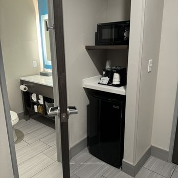 La Quinta by Wyndham Gainesville - Rooms include coffee maker, microwave, and fridge - Hotels Near Me - Gainesville, Florida La Quinta by Wyndham Gainesville - Rooms include coffee maker, microwave, and fridge - Hotels Near Me - Gainesville, Florida