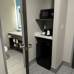 La Quinta by Wyndham Gainesville - Rooms include coffee maker, microwave, and fridge