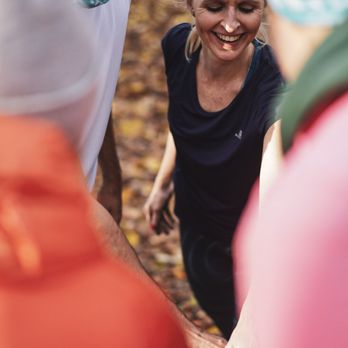 Original Bootcamp - Lächelnde Frau im Outdoor Fitness Bootcamp - Gyms Near Me - Cologne, NW Original Bootcamp - Lächelnde Frau im Outdoor Fitness Bootcamp - Gyms Near Me - Cologne, NW