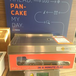 Holiday Inn Express & Suites Madison-Verona - Pancake machine