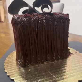 Lido Bakery - Individually frosted half cake - Bakeries Near Me - Manhattan Beach, California