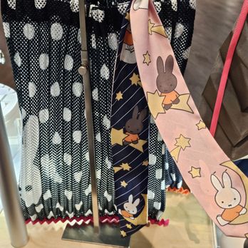 K11 廣場 - Bags and a scarf - Shopping Centers Near Me - Hong Kong, HK