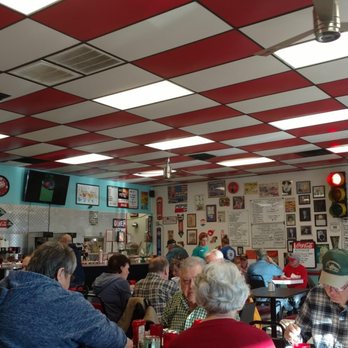 Bobby Gee's Diner - diners sitting at tables - New American Near Me - McKenzie, Tennessee Bobby Gee's Diner - diners sitting at tables - New American Near Me - McKenzie, Tennessee