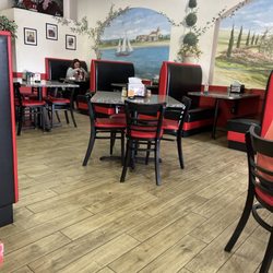 Oaks Italian Deli & Pizzeria - Dining room, booths and tables