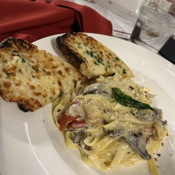 Flour & Barley at LINQ Las Vegas - Chicken alfredo (half of it) with few pieces of the Garlic cheese bread - Pizza Near Me - Las Vegas, Nevada