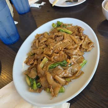 Ruen Pair - Pad see iew with beef - Thai Near Me - Los Angeles, California Ruen Pair - Pad see iew with beef - Thai Near Me - Los Angeles, California
