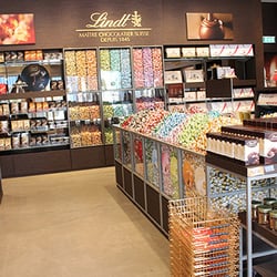 Lindt Chocolate Store - Butiken har ett brett utbud av bla pralinaskar, chokladkakor och Lindor lösvikt. Här finns choklad för alla tillfällen.