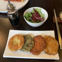 Dokkebi - Assortiment de galettes végétariennes et petite salade
