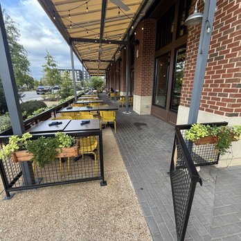 Tupelo Honey Southern Kitchen & Bar - Outside seating - New American Near Me - Huntsville, Alabama Tupelo Honey Southern Kitchen & Bar - Outside seating - New American Near Me - Huntsville, Alabama