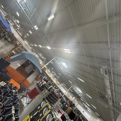 Sportsman's Warehouse - Showroom