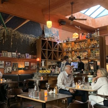 Pagliacci's - Indoor dining area, bar - Seafood Near Me - Victoria, British Columbia
