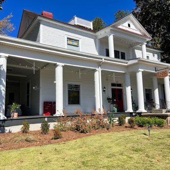 The Veranda Historic Inn - Hotels Near Me - Senoia, Georgia The Veranda Historic Inn - Hotels Near Me - Senoia, Georgia