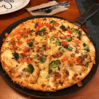 Moose's Tooth - Garlic Lover's (Small) Chiken - Pizza Near Me - Anchorage, Alaska