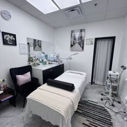 Clean and comfortable facial studio equipped for deep cleansing facials, skin rejuvenation, and wellness treatments.