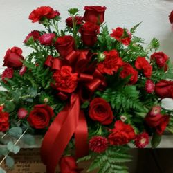Buckeye Florist - Red Roses and Carnation Casket Spray
www.twigsandbloomsflorist.com