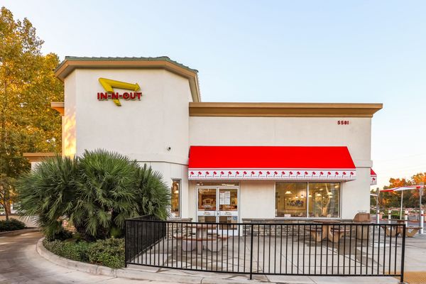 In-N-Out Burger by null