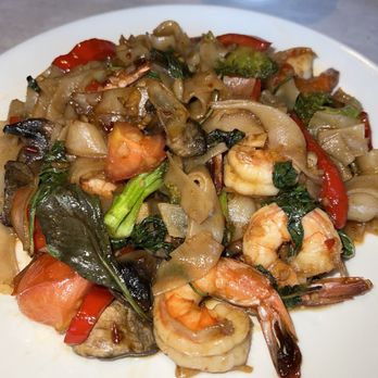Nara Thai - Pad Kee Mao w/ shrimp - Thai Near Me - Houston, Texas Nara Thai - Pad Kee Mao w/ shrimp - Thai Near Me - Houston, Texas