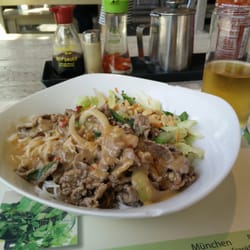 Quán Sen - Nr. 14 Bun bo yum. Rindfleisch zu Reisnudeln mit Salat und Erdnüssen. Anders als gewohnt, aber trotzdem nicht schlecht.