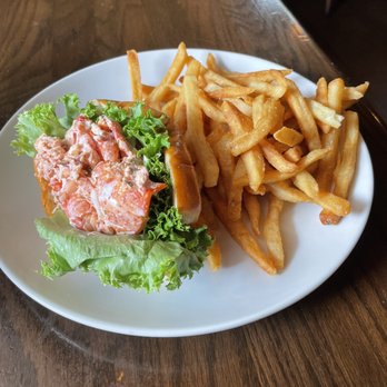 The Newes from America - Lobster roll - American Near Me - Edgartown, Massachusetts The Newes from America - Lobster roll - American Near Me - Edgartown, Massachusetts