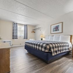 River Inn And Marina - Suites have a seperate bedroom where the door can close to the living area for privacy