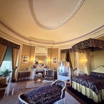 Biltmore Estate - Elegant bedroom - Museums Near Me - Asheville, North Carolina Biltmore Estate - Elegant bedroom - Museums Near Me - Asheville, North Carolina