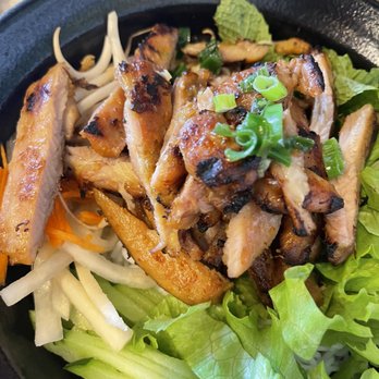 Broken Rice - Nov 2021 lemongrass chicken vermicelli - Vietnamese Near Me - Honolulu, Hawaii