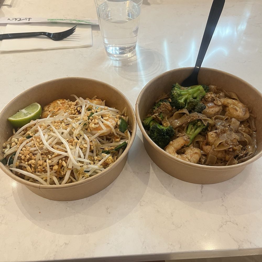Tyde Tate Kitchen - South Downtown - PAD THAI --- pad SEE EW - Thai Near Me - Atlanta, Georgia Tyde Tate Kitchen - South Downtown - PAD THAI --- pad SEE EW - Thai Near Me - Atlanta, Georgia