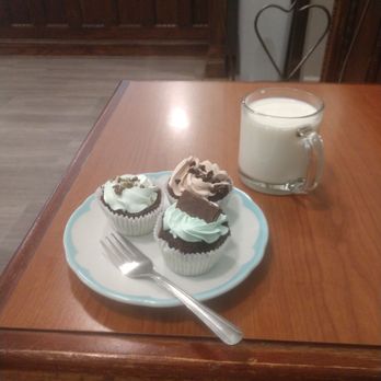 Brown Cow Ice Cream Parlor - Cupcakes and milk at the brown cow instead of ice cream - Ice Cream & Frozen Yogurt Near Me - Forest Park, Illinois