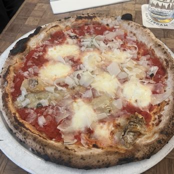 La Perla - Quattro formaggi pizza - Italian Near Me - Amsterdam, New Hampshire La Perla - Quattro formaggi pizza - Italian Near Me - Amsterdam, New Hampshire