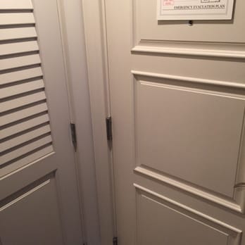Hotel Veritas - Small entrance - Hotels Near Me - Cambridge, Massachusetts
