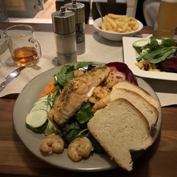 Krug zum Grünen Kranze - Großer gemischter Salat mit Lachs und Garnelen, dazu das beste hausgemachte Brot überhaupt