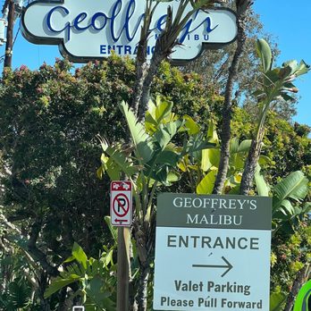 Geoffrey's Malibu - Valet parking entrance - Seafood Near Me - Malibu, California