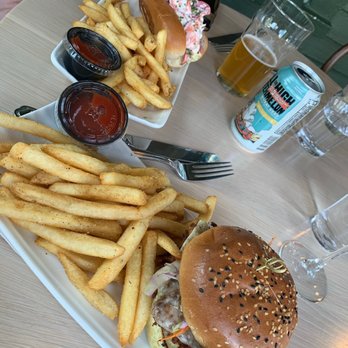 The Crooked Pine - Burger and lobster roll - Cocktail Bars Near Me - Ogunquit, Maine