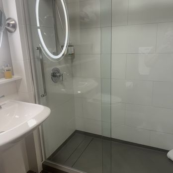 Mediterranean Inn - Shower - Hotels Near Me - Seattle, Washington Mediterranean Inn - Shower - Hotels Near Me - Seattle, Washington