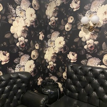 Hunan Taste - Gorgeous waiting area with black floral wallpaper and paper - Chinese Near Me - Montclair, New Jersey