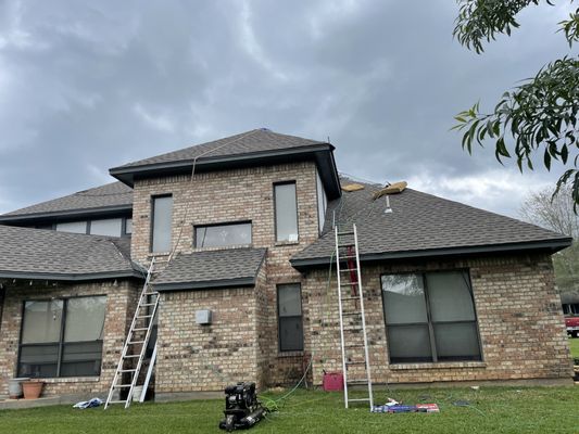 Lawhorn Roofing Logo