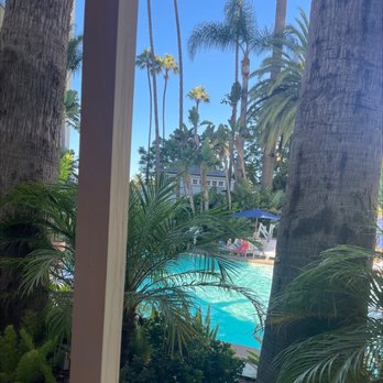 FIG Restaurant - Table next to the pool. Great view - Bars Near Me - Santa Monica, California FIG Restaurant - Table next to the pool. Great view - Bars Near Me - Santa Monica, California