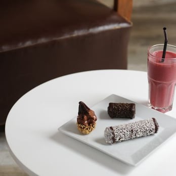 Dennys - Des glaces avec un smoothie framboise - Coffee & Tea Near Me - Toulouse, 31